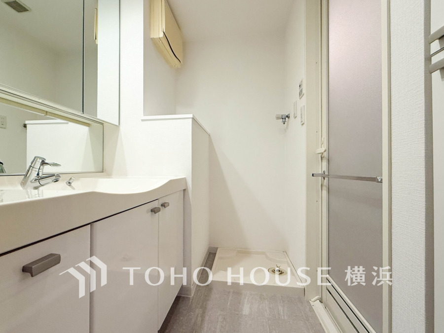 使いやすい機能が備えられた清潔感溢れる洗面空間。収納も充実しています。
