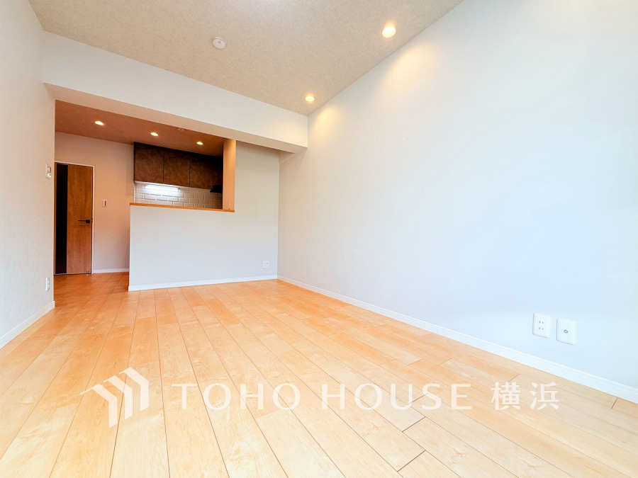 明るく開放的な空間が広がるLDK。室内には豊かな陽光が注ぎ込み、爽やかな住空間を演出。
