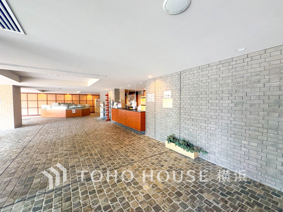 エントランスは毎日の行き帰りで使う大事な空間です。明るい基調で華やかなデザインなので、毎日も気持ちよく、またご友人なども素敵に迎え入れられます。