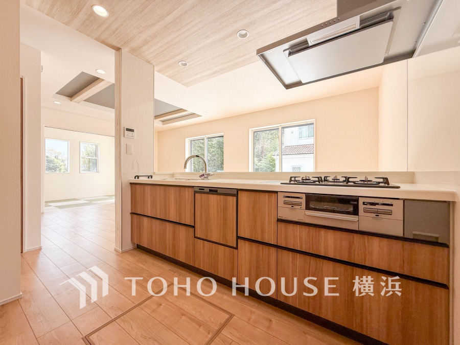 木目調の温かみあるキッチンは、広々とした作業スペースと収納力で毎日の料理を快適にサポートします。