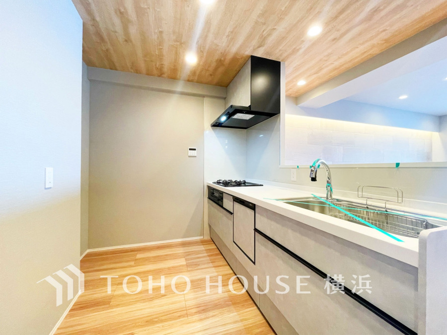 ライベートスペースを彩るインテリアとしての美と、快適な日常を支える機能性と強さがひとつになったキッチンです。開放的な対面カウンターキッチンはリビングと一体感のある空間。