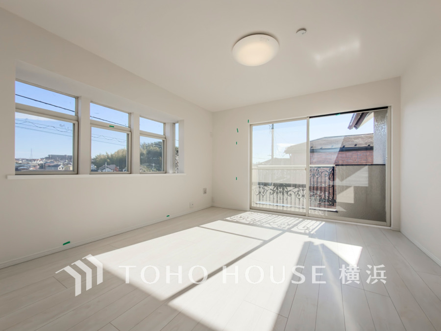 大きな窓から柔らかな光が差し込む8.6帖の洋室。