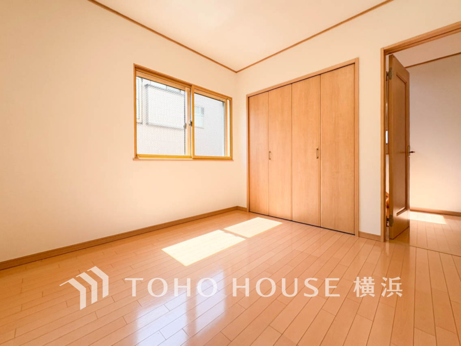 穏やかな風と陽光を導き、プライバシーに配慮された設計プランを採用し、居住性を一段と心地よいものにしています。明るく開放的な空間を演出しております。
