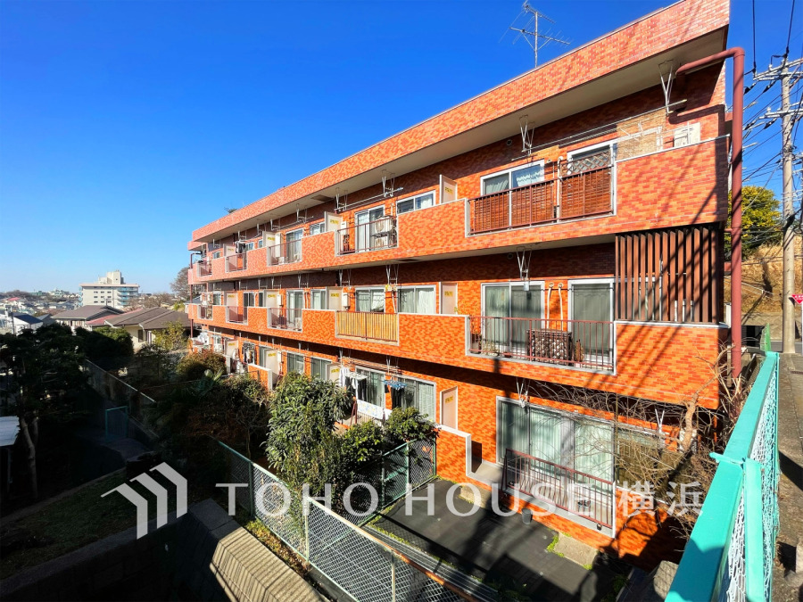 閑静な住宅街に調和する上品なタイル貼りの外観。緑が身近で開放感のある立地です。

