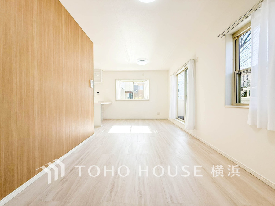 ウッド調のアクセント壁のある開放的なリビング空間です。