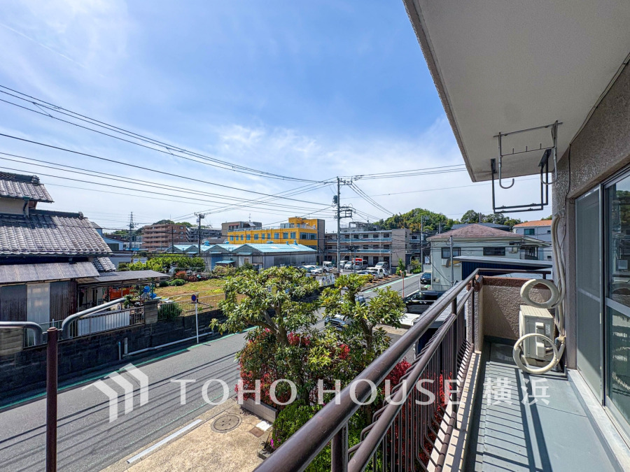 南向きの明るいバルコニー。開放的な空間を演出しながら、プライベート性も確保された空間です
