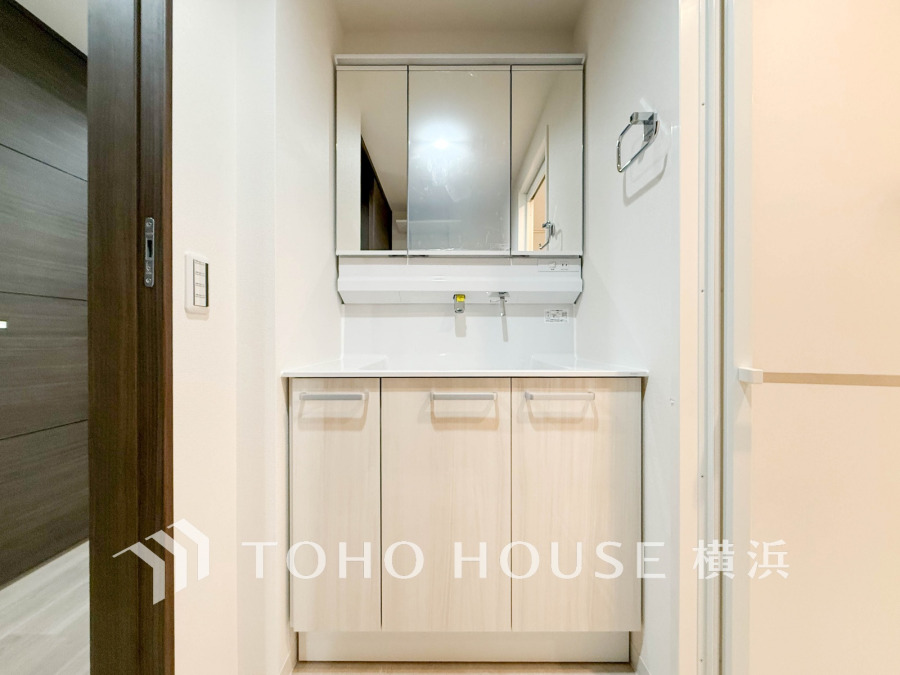 新規交換された洗面化粧台は美しく使いやすい機能が備えられています。