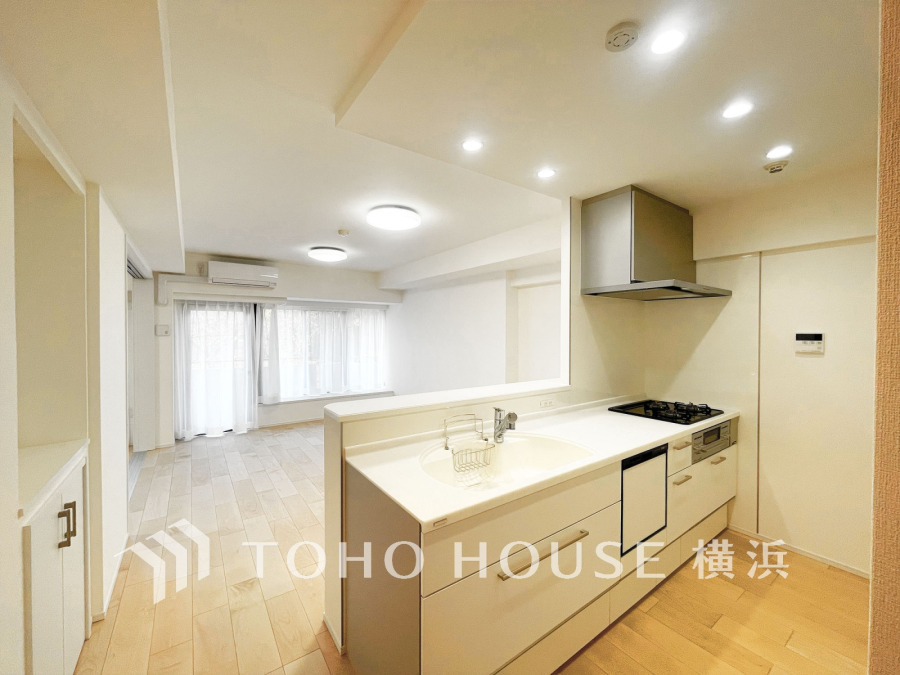 明るく開放的な対面キッチンから、リビング全体を見渡せる快適な空間設計です。