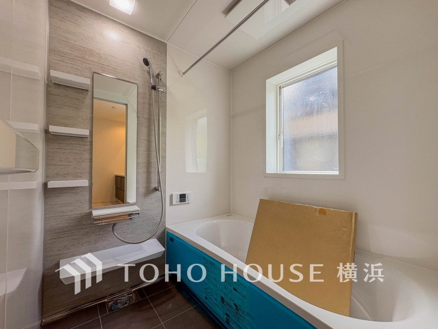 1日の疲れを癒すバスルームは、心地よいリラックスを叶える清潔感溢れる美しい空間です。心からゆったりと寛いでいただけるよう、ゆとりのスペースを確保してます。