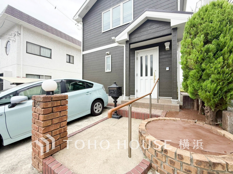 上質感漂う玄関へのアプローチ。居住者の帰り、訪れる方を優しく迎える・安らぎに満ちた生活空間を予感させる。健やかな暮らしを楽しめそう。