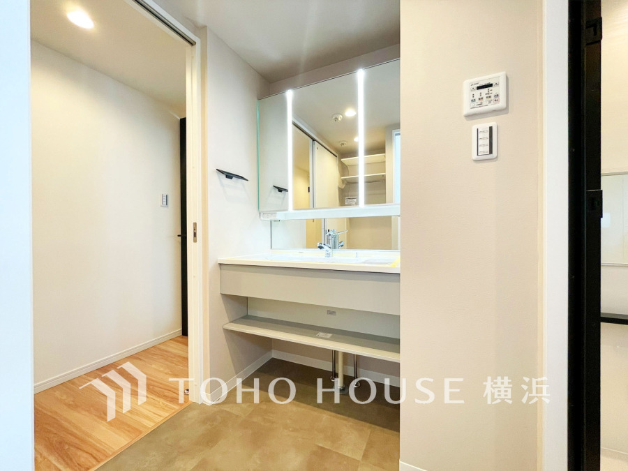 新規交換された洗面化粧台は美しく使いやすい機能が備えられています。