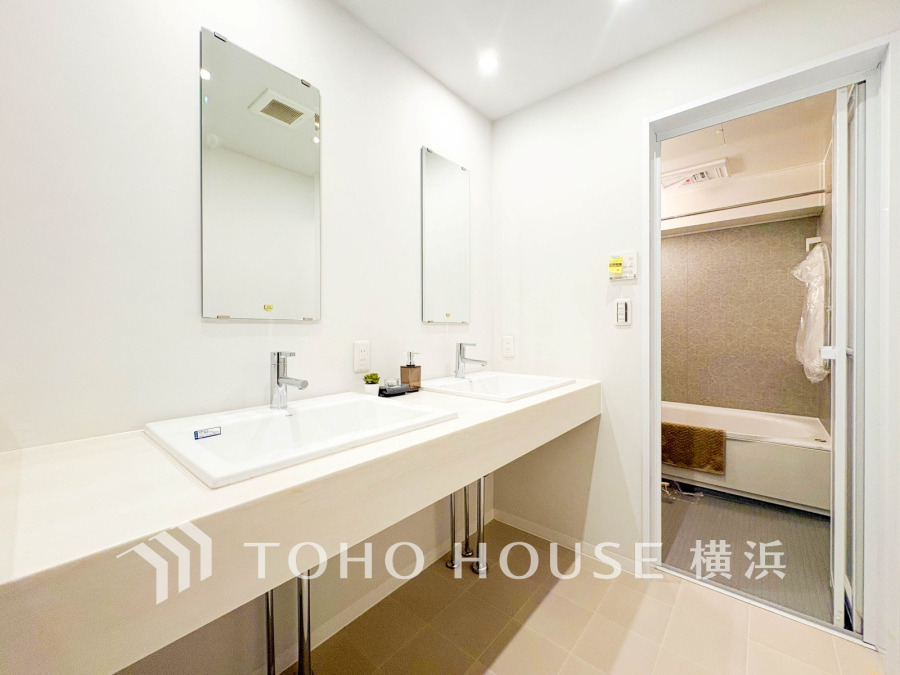 スタイリッシュでホテルライクな空間演出。ダブルボウルの洗面台は収納もさる事ながら、身だしなみチェックや歯磨きなど、朝の慌ただしい時間でも余裕とゆとりを感じて頂けます。