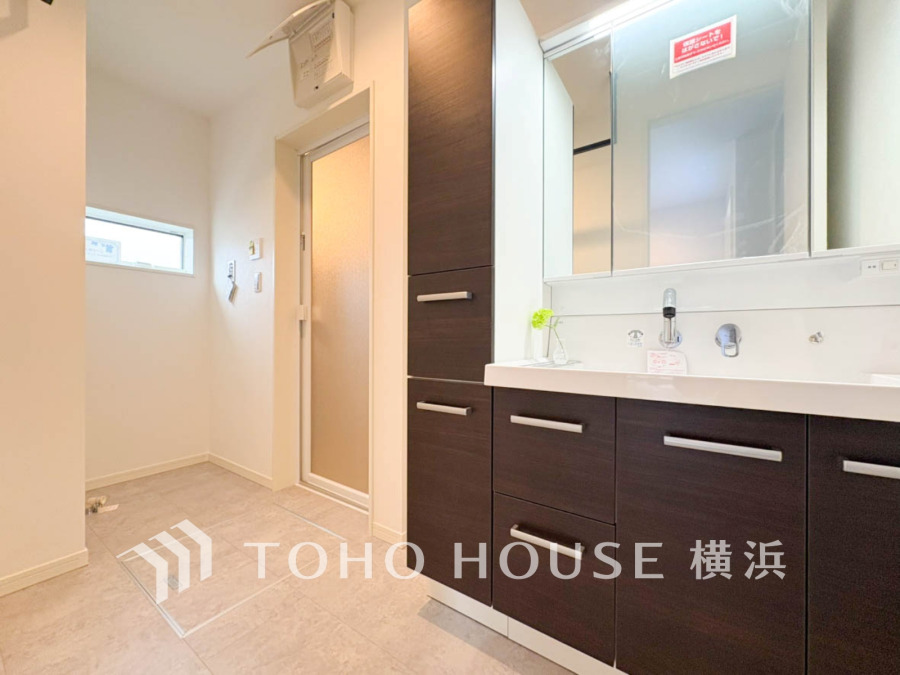 落ち着いた色合いの収納豊富な洗面室。清潔感ある空間で毎日の身支度も快適に行えます。