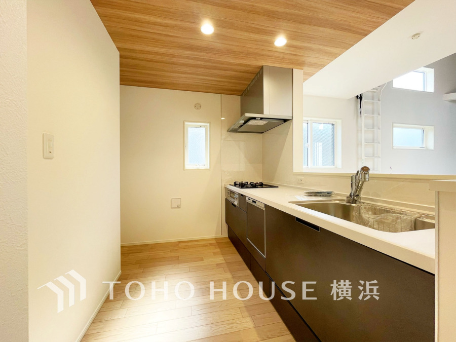 プライベートスペースを彩るインテリアとしての美と、快適な日常を支える機能性と強さがひとつになったキッチンです。開放的な対面カウンターキッチンはリビングと一体感のある空間。