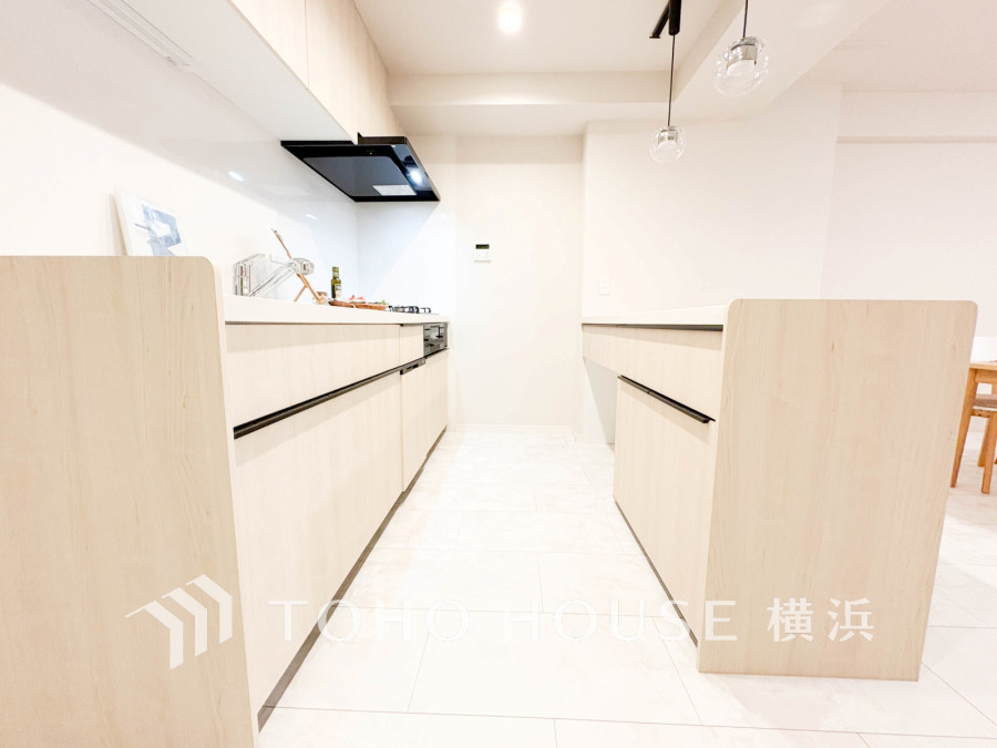 使い勝手の良い設備のキッチンで効率よくお料理もできます。食する料理に家族が舌鼓を打ち自然と笑いが絶えない空気感がそこに広がります。自慢の腕をふるってください。