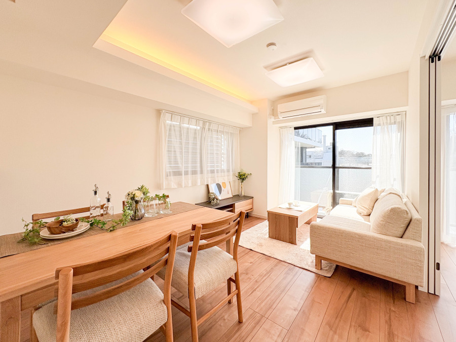 柔らかな色合いのフローリングと清潔感の溢れるクロスが明るい空間を創り出しているリビングダイニング。憩いの場に相応しく、ここで楽しむ家族の時間が絆をより深めてくれそうです。