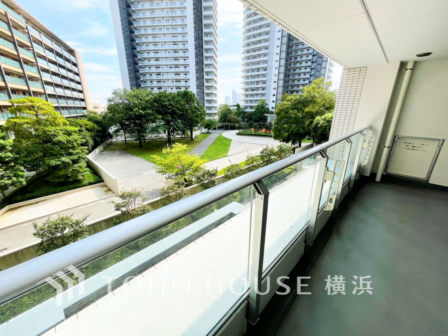 手を伸ばせば、ふれることが出来そうな環境が、そのままインテリアになったような開放的な空間。
