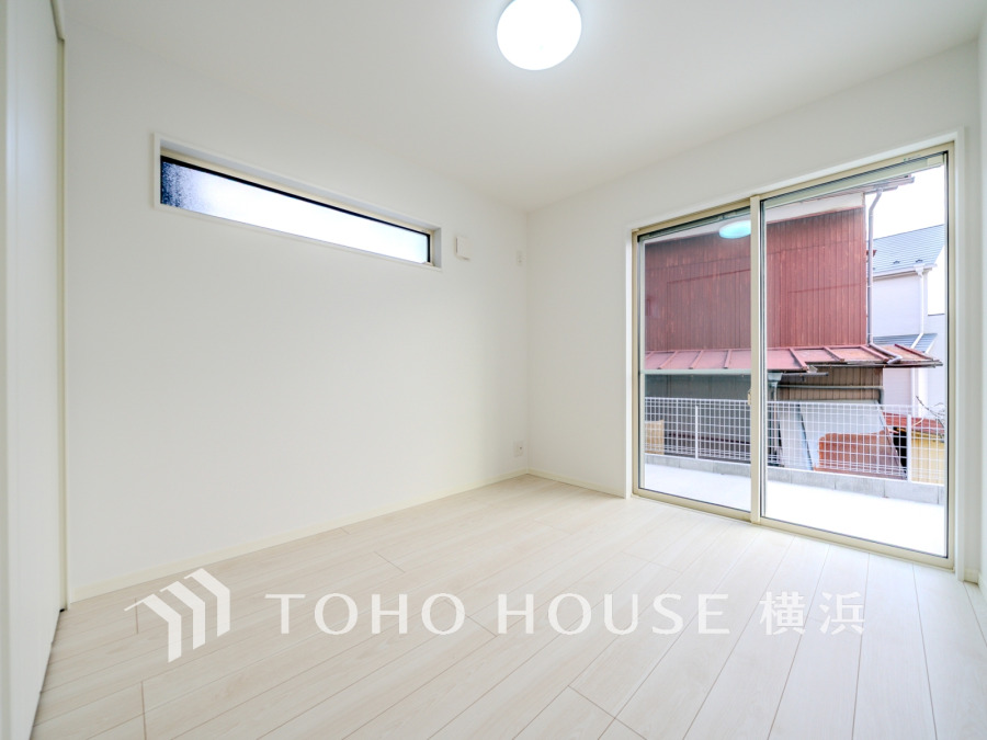 大きな窓からたっぷりの陽射しが注ぎ込む明るい洋室。大容量のクローゼットも設置済みです。
