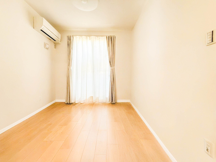 穏やかな寛ぎを届ける上質仕様のゆとりあるお部屋。自分時間を充実させながら心豊かにできるプライベート空間。（AI加工により家具を消去済み）