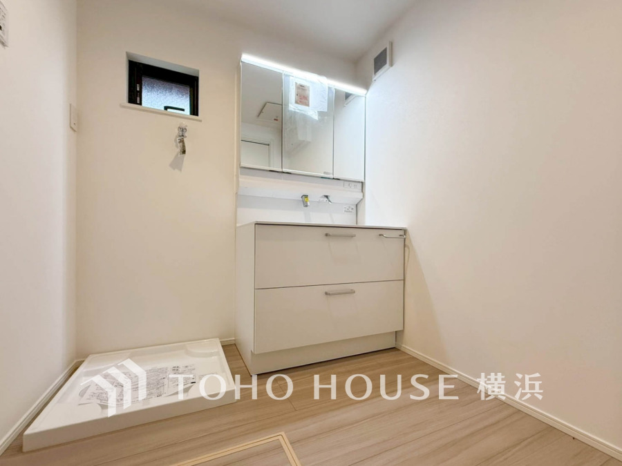 脱衣スペースを含む空間はゆとりの広さを設け、また洗面化粧台にも収納スペースを設ける事により、散らかりやすい洗面スペースをスッキリ保てます。