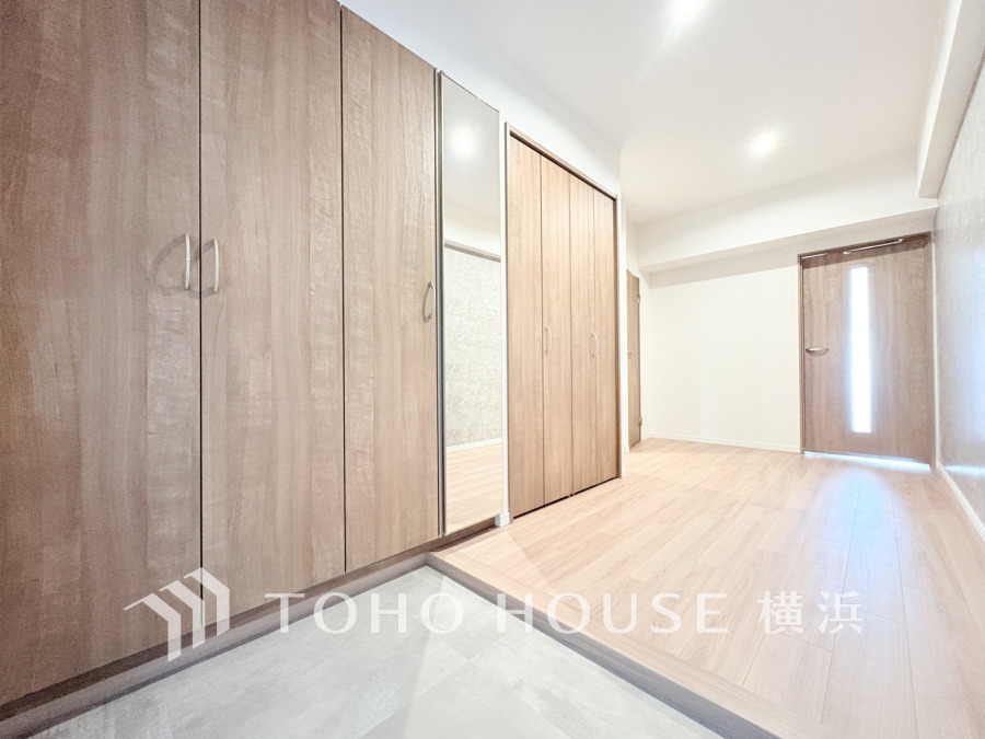 広々とした玄関スペースは大容量のシューズボックスと物入を備えた充実の収納も魅力です。
