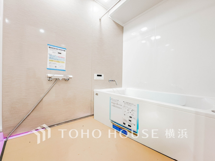 快適な使い心地とゆとりある空間が1日の疲れを解きほぐすバスルーム。空間も浴槽もゆったりのびのび使えるゆとり設計。広く感じるゆとり設計で快適なリラックスタイムを過ごせます。