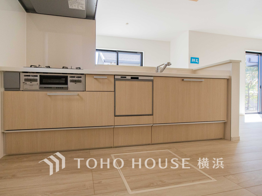 明るく開放的な対面キッチン。収納豊富で使いやすく、家族との会話も楽しめる設計です。