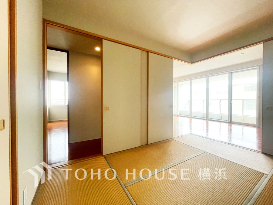 和の空間はあるだけでホッと落ち着ける場所になります。優しい感触の畳の上で寛いだり、お子様と遊んだり、客間としても重宝する居心地の良い空間。