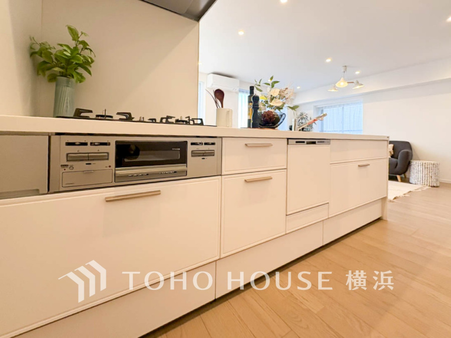 広く取られた対面キッチンは、リビングで寛ぐご家族と会話をしながらお料理が出来ます。ホワイトを基調とした明るいカラーの清潔感のあるデザインです。