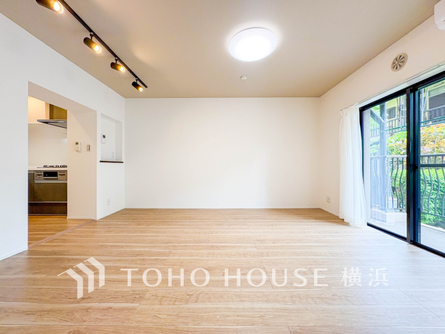 光と風が溢れる開放的なリビングダイニングには自然と家族みんなが集まってきます。明るく穏やかな空気の中で飲んだり、食べたり、笑ったり。