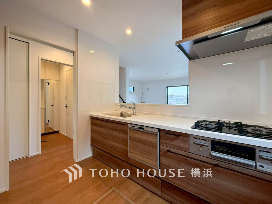 スタイリッシュな対面キッチンを採用。キッチンからリビングが見渡せるので、お子様を安心して遊ばせながら家事ができますね！リビング学習をするお子様にも声がかけやすい自然な距離感です