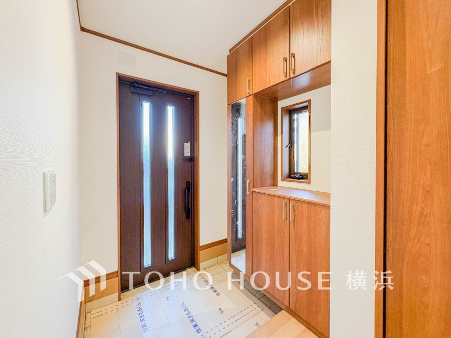 お客様をお迎えする玄関は落ち着いた雰囲気。帰り着くたびに洗練されたテイストの空間に迎えられ誇りと喜びを感じる玄関まわりです。