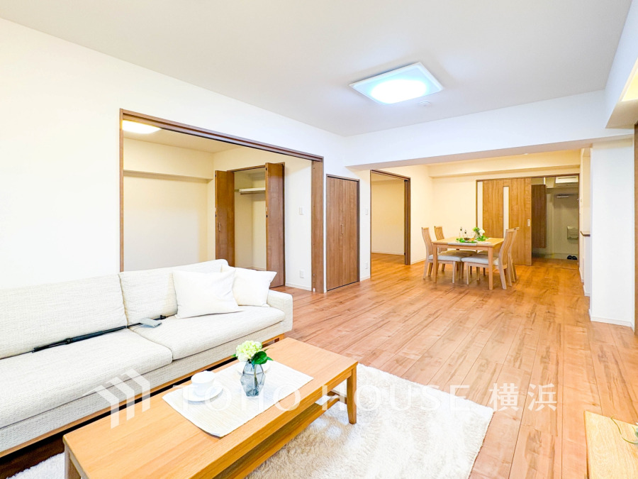 豊かな光が照らすこの場所は、たわいもない会話を楽しみ、ゆったりとした時間を過ごす場所。家族の日常が刻まれる大切な空間です。
