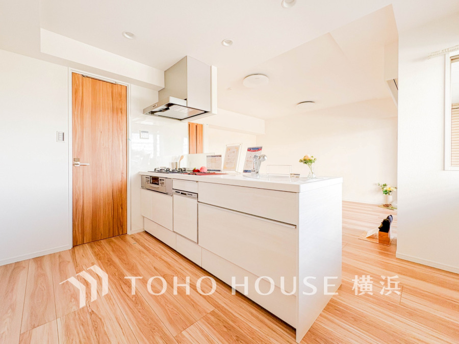 使い勝手の良い設備のキッチンで効率よくお料理もできます。食する料理に家族が舌鼓を打ち自然と笑いが絶えない空気感がそこに広がります。自慢の腕をふるってください。