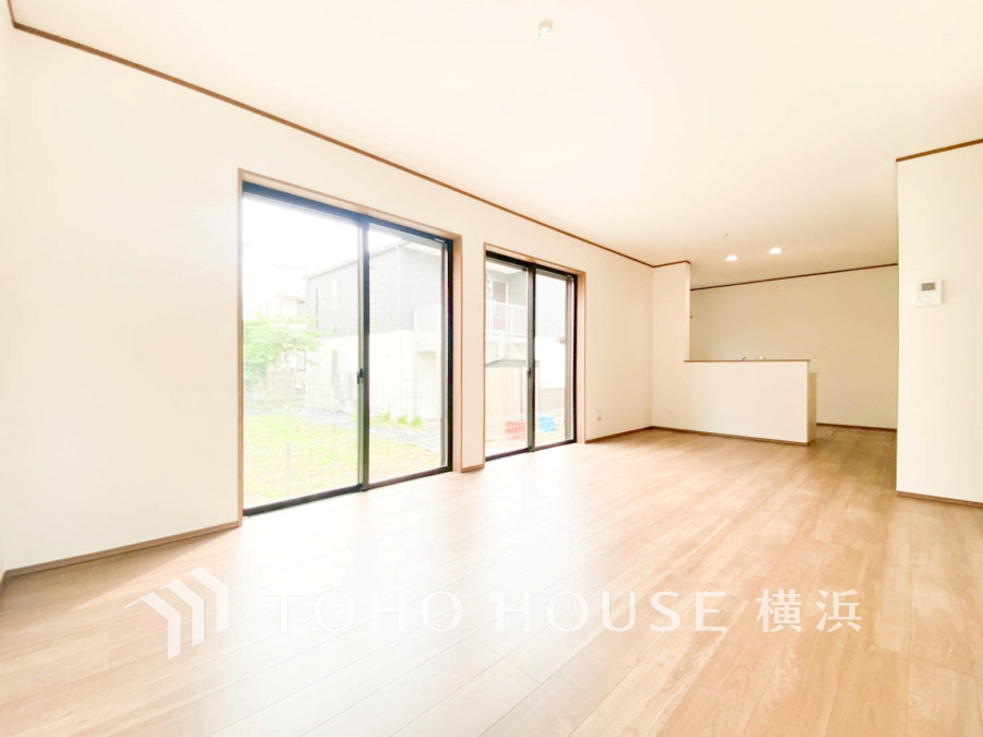 明るく開放的な空間が広がるLDK。室内には豊かな陽光が注ぎ込み、爽やかな住空間を演出。ホームパーティーでもゲストと一緒に料理を楽しみながら楽しい時間を過ごせそう。