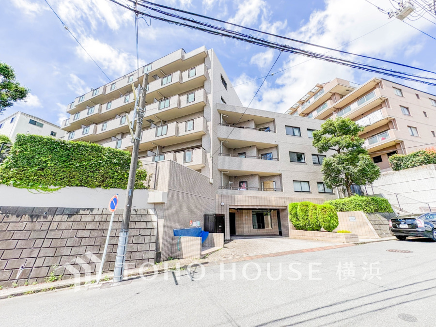 爽やかな青空の下に贅沢なほどに降り注ぐ陽光、豊かな居住性と、クオリティが見事に調和した住空間は、住まうことの喜びを感じさせてくれます。
