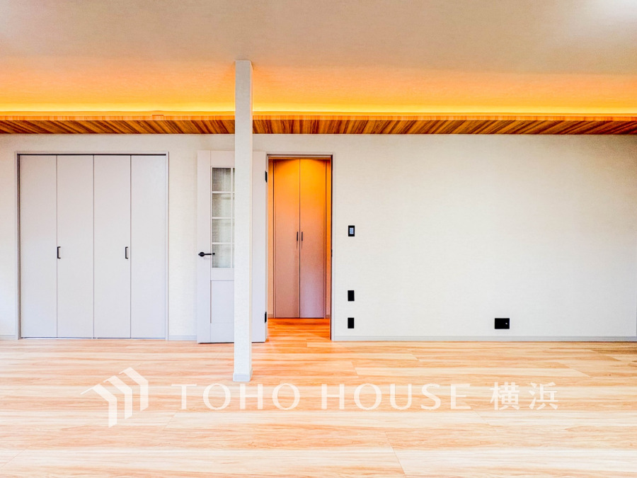 家族と過ごすひと時を溢れる光が優しく包み込むリビングダイニング。家族とともに、心穏やかに過ごすひととき。家族との時間、自分の時間を大切にできる空間がここにあります。