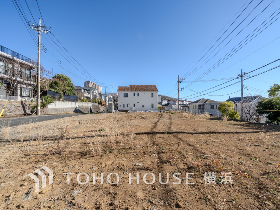 開放感あふれるゆったりした土地。周辺は閑静な住宅街で、落ち着いた暮らしを愉しめそうです。
