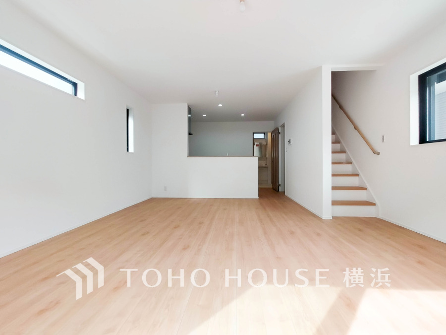 明るい光が差し込む広々としたリビング。シンプルで清潔感のあるデザインが魅力です。