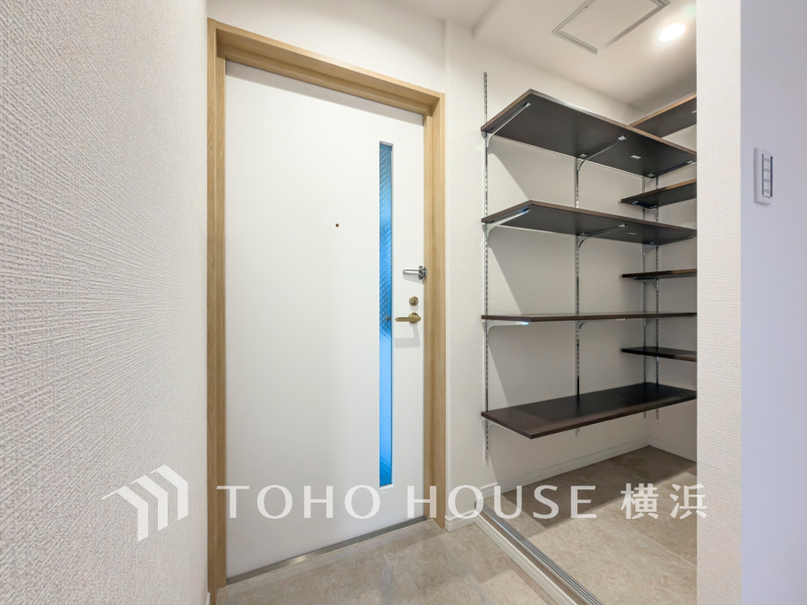 玄関横のシューズインクローゼットは可動棚で収納力抜群。すっきりとした空間を保てます。