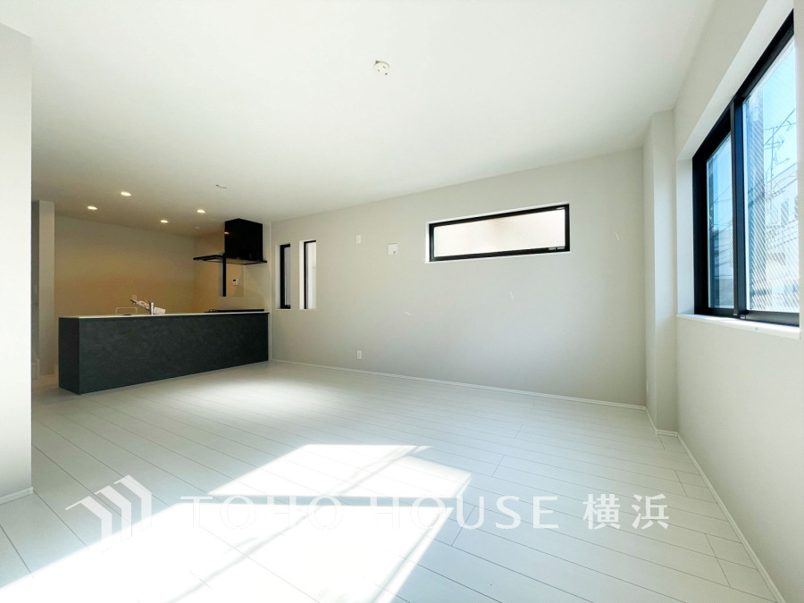 家族みんなが爽やかに健やかに過ごせるように、溢れる光をたっぷり取り込んだリビングダイニング。集いの場、憩いの場としての快適性を求めたやすらぎの空間です。