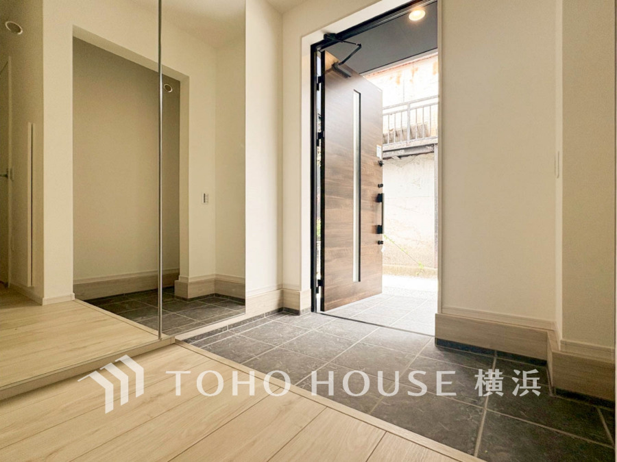 上質感漂う明るい玄関。居住者の帰り、訪れる方を優しく迎える・安らぎに満ちた生活空間を予感させる。健やかな暮らしを楽しめそう