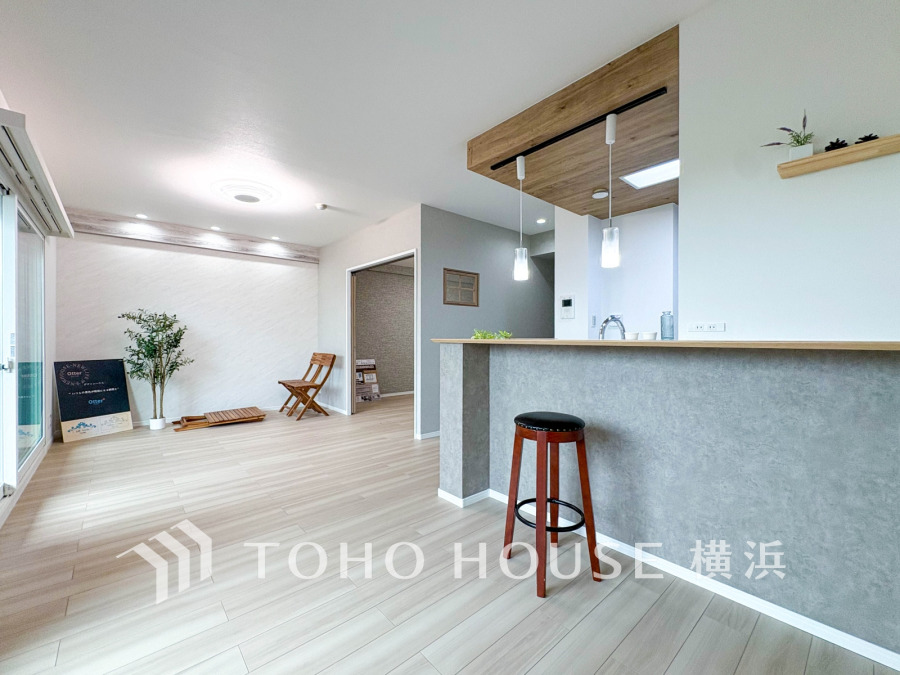 明るく開放的な空間が広がるLDK。室内には豊かな陽光が注ぎ込み、爽やかな住空間を演出。ホームパーティーでもゲストと一緒に料理を楽しみながら楽しい時間を過ごせそう。