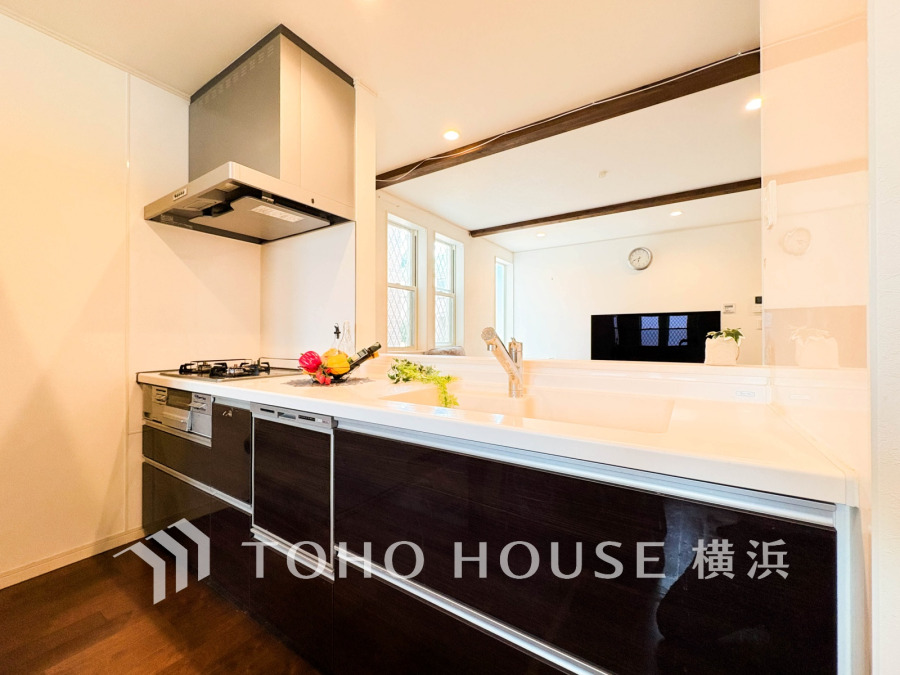 リビングダイニングとの一体感を感じられる対面式キッチン。ハイセンスな空間を豊かに表現する素敵なキッチンで快適にお料理をお楽しみください。

