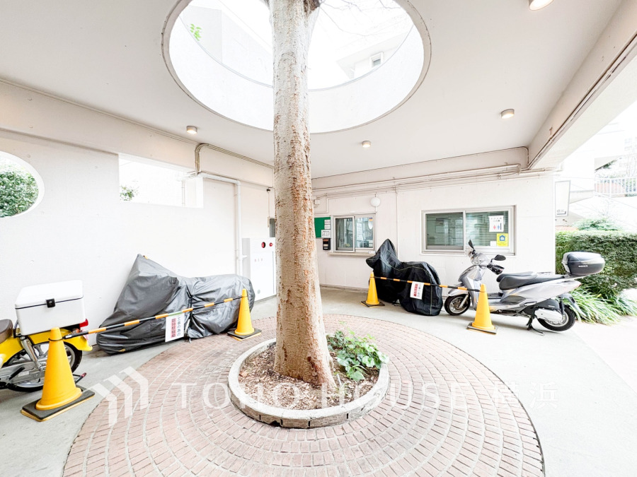 エントランスは毎日の行き帰りで使う大事な空間です。明るい基調で華やかなデザインなので、毎日も気持ちよく、またご友人なども素敵に迎え入れられます。