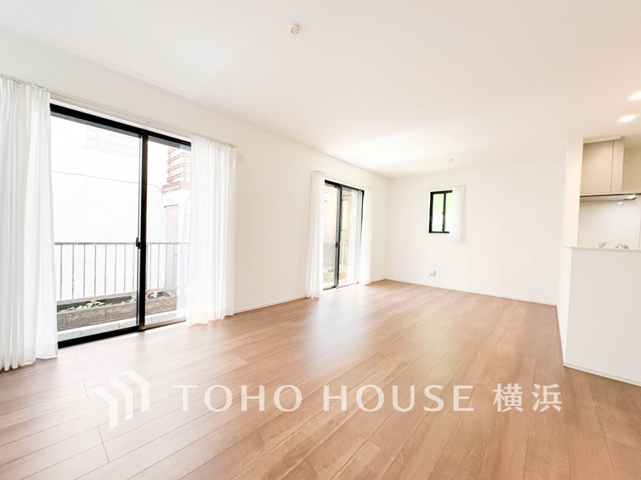 柔らかな色合いのフローリングと清潔感の溢れるクロスが明るい空間を創り出しているリビングダイニング。憩いの場に相応しく、ここで楽しむ家族の時間が絆をより深めてくれそうです。