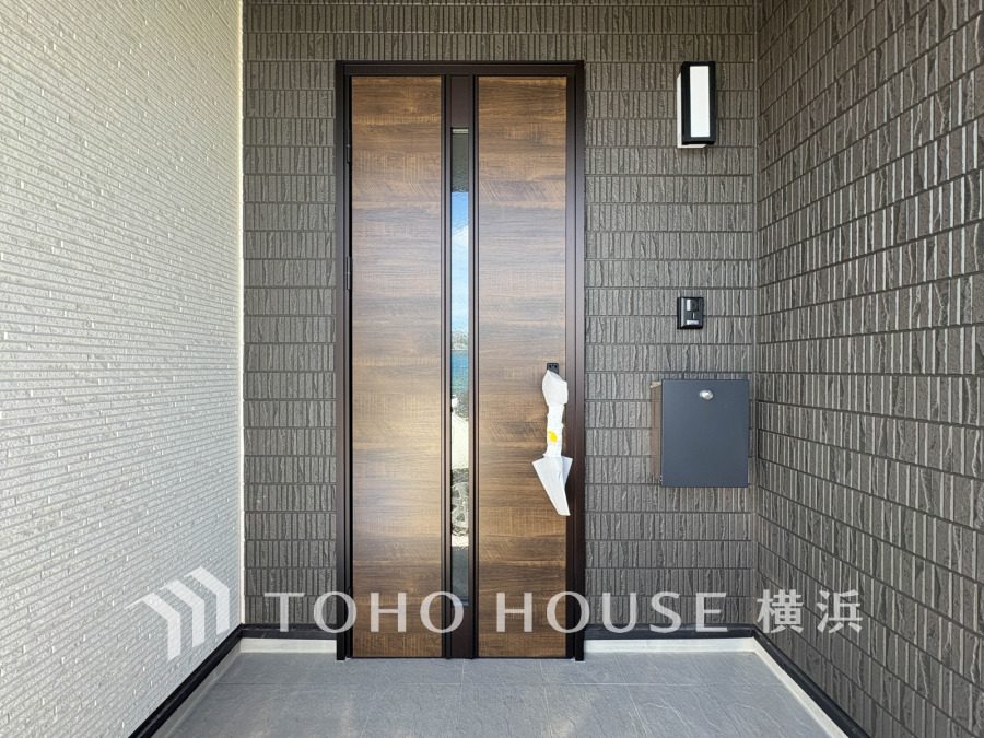 お客様をお迎えする玄関は落ち着いた雰囲気。帰り着くたびに洗練されたテイストの空間に迎えられ誇りと喜びを感じる玄関まわりです。 