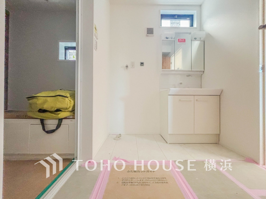 ご家族の1日が始まり、1日の終わりを締めくくる洗面空間。洗濯機を配置しても十分なスペースを確保した設計となっております。（2026年1月撮影）