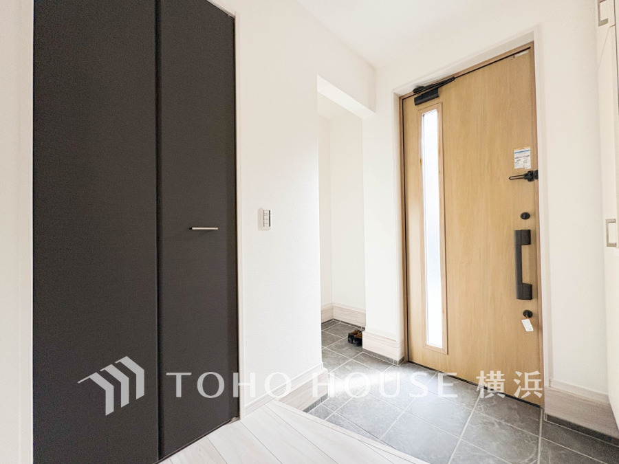 お客様をお迎えする玄関は落ち着いた雰囲気。帰り着くたびに洗練されたテイストの空間に迎えられ誇りと喜びを感じる玄関まわりです。