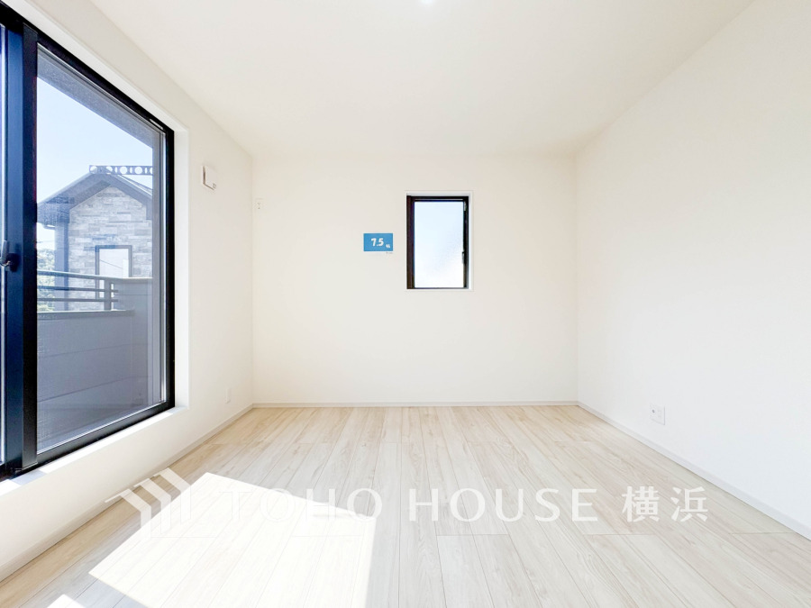 穏やかな風と陽光を導き、プライバシーに配慮された設計プランを採用し、居住性を一段と心地よいものにしています。明るく開放的な空間を演出しております。